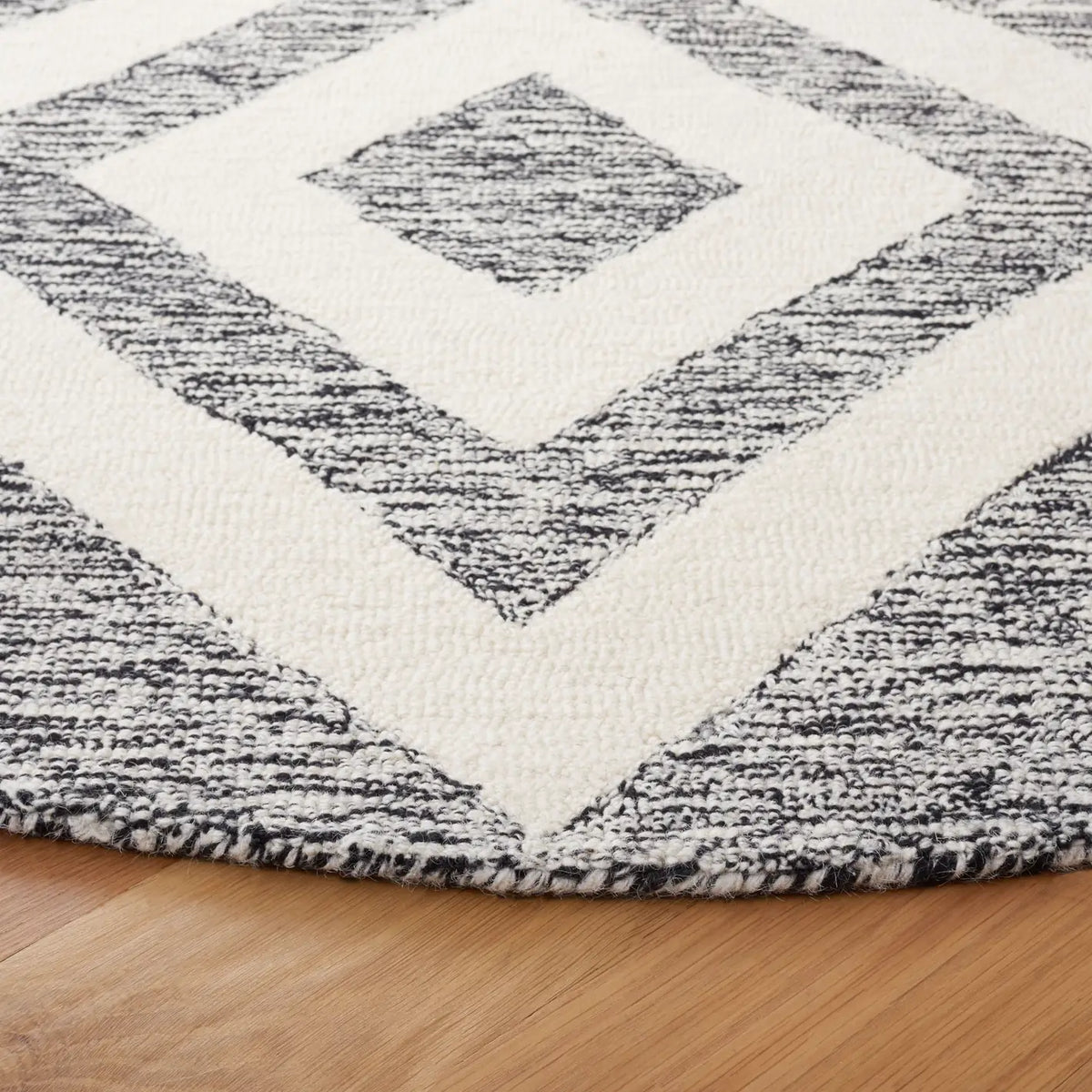 Safavieh Metro 6'-0" x 6'-0" Rug in Ivory / Black