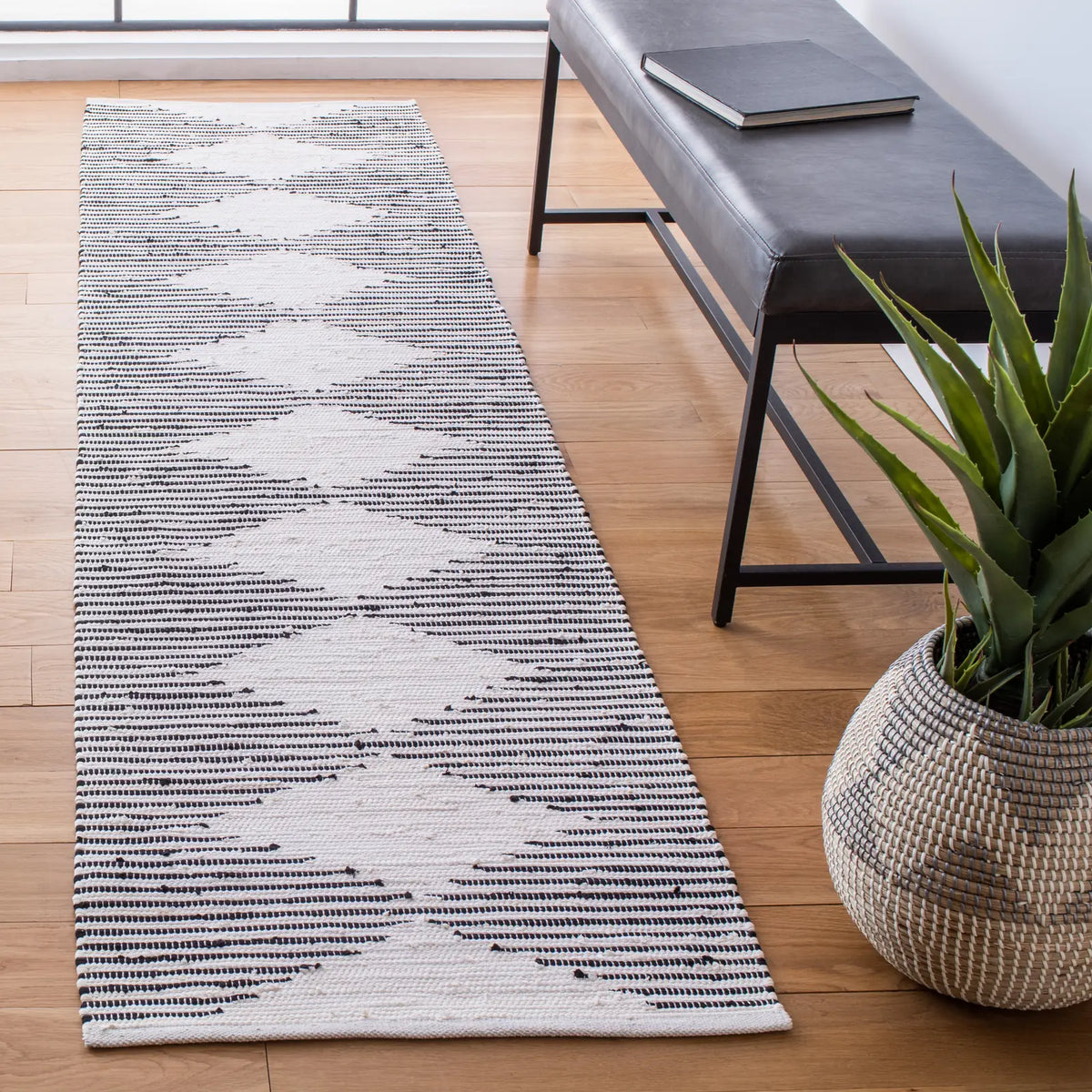 Safavieh Kilim 2'-3" x 9'-0" Rug in Navy / Ivory