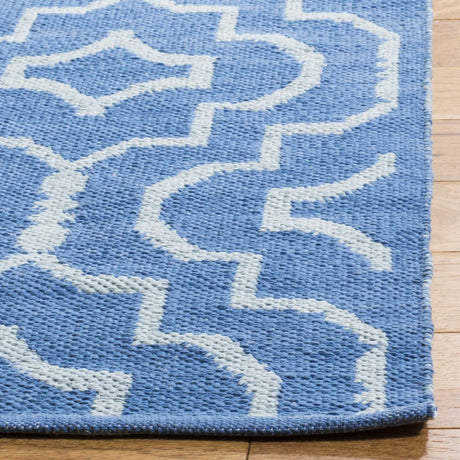 Safavieh Montauk 4'-0" x 6'-0" Rug in Blue / Ivory