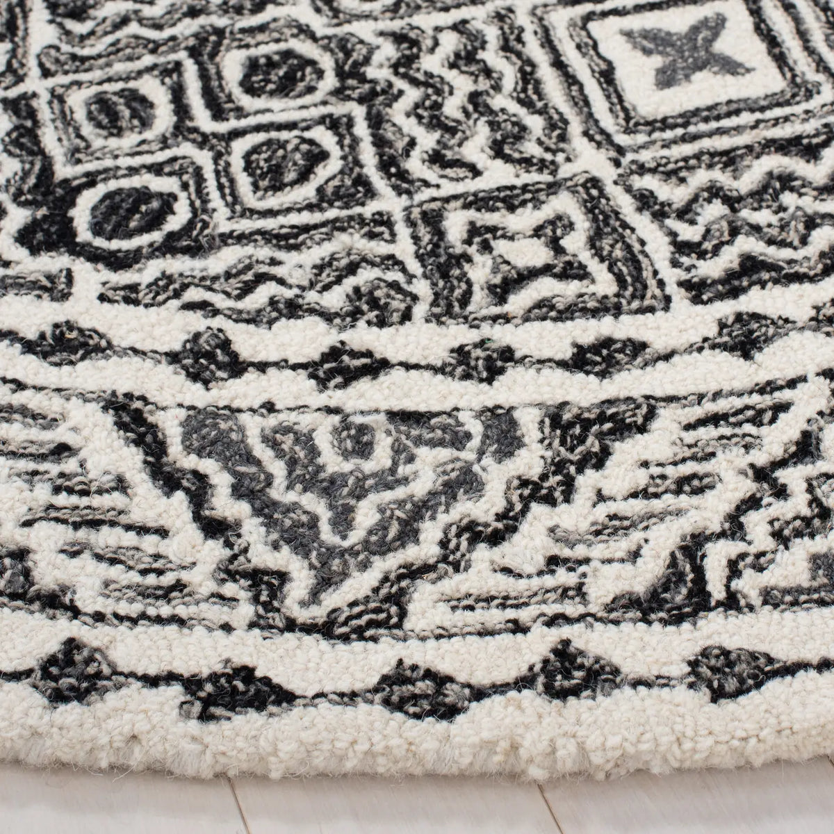 Safavieh Micro-Loop 5'-0" x 5'-0" Rug in Black / Ivory