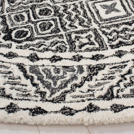 Safavieh Micro-Loop 5'-0" x 5'-0" Rug in Black / Ivory