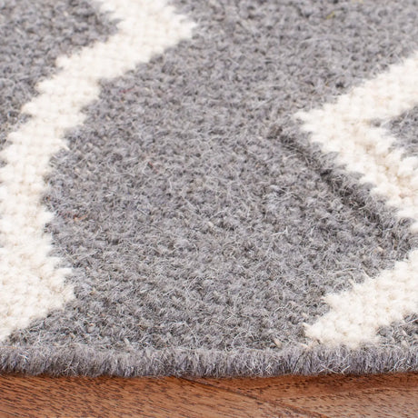Safavieh Dhurries 6'-0" x 6'-0" Rug in Grey / Ivory