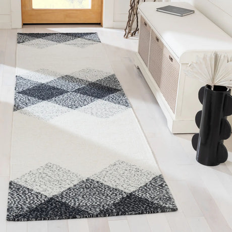 Safavieh Kilim 2'-3" x 9'-0" Rug in Black / Ivory