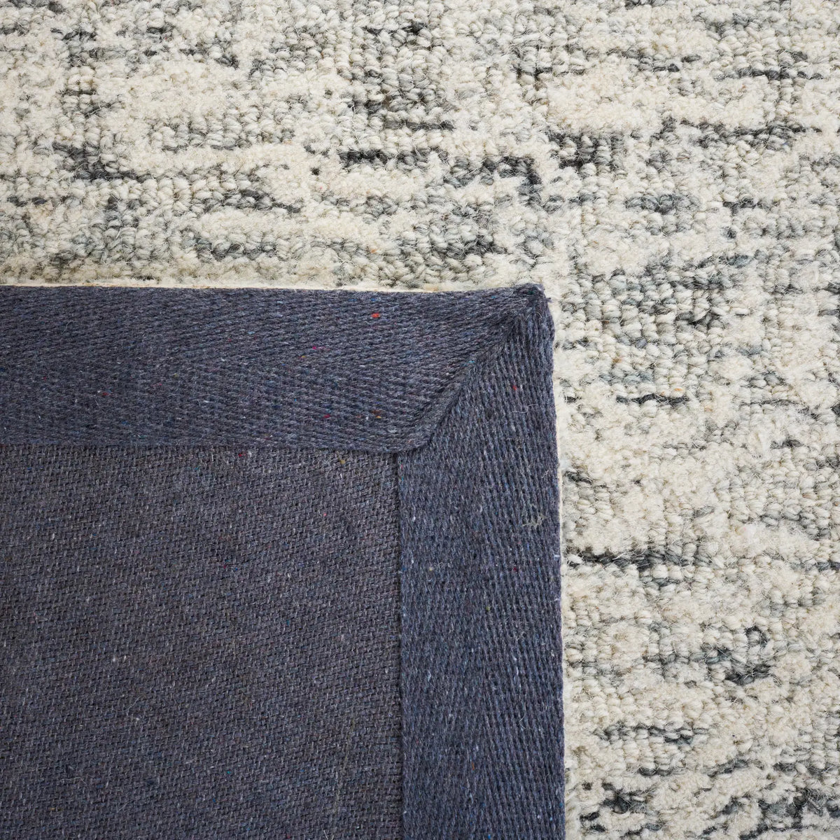 Safavieh Roslyn 4'-0" x 6'-0" Rug in Grey / Ivory