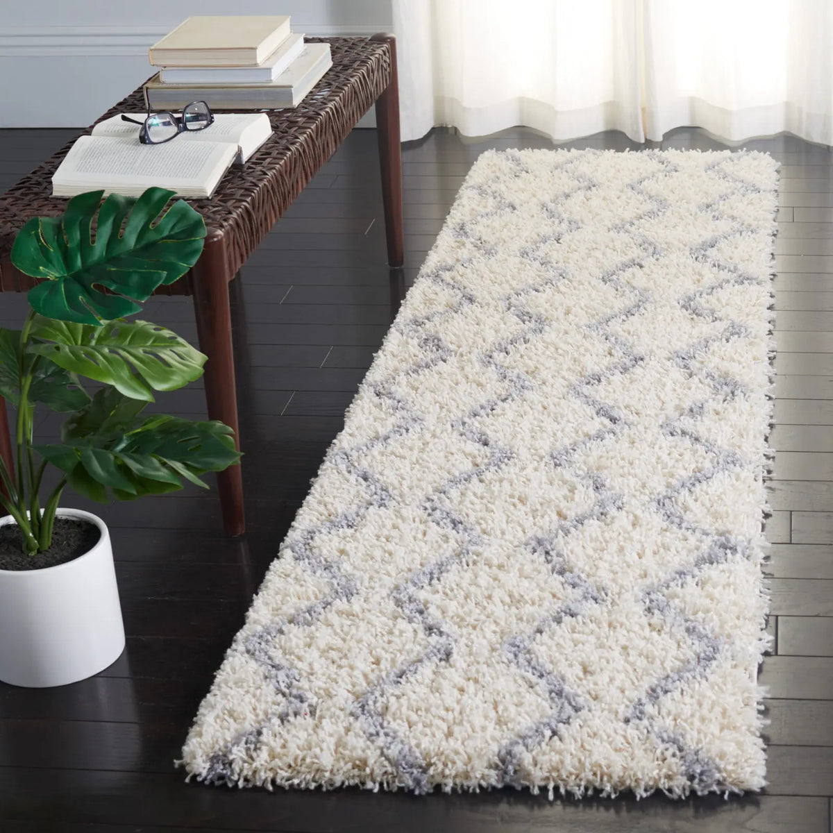 Safavieh Venus Shag 600 2'-2" x 8'-0" Rug in Ivory / Grey