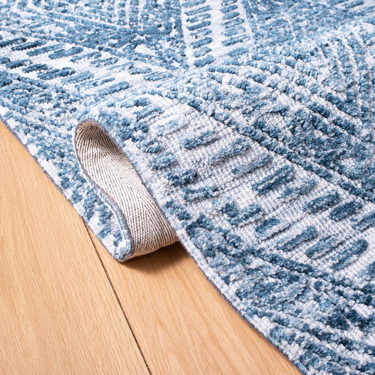 Safavieh Roslyn 4'-0" x 6'-0" Rug in Blue