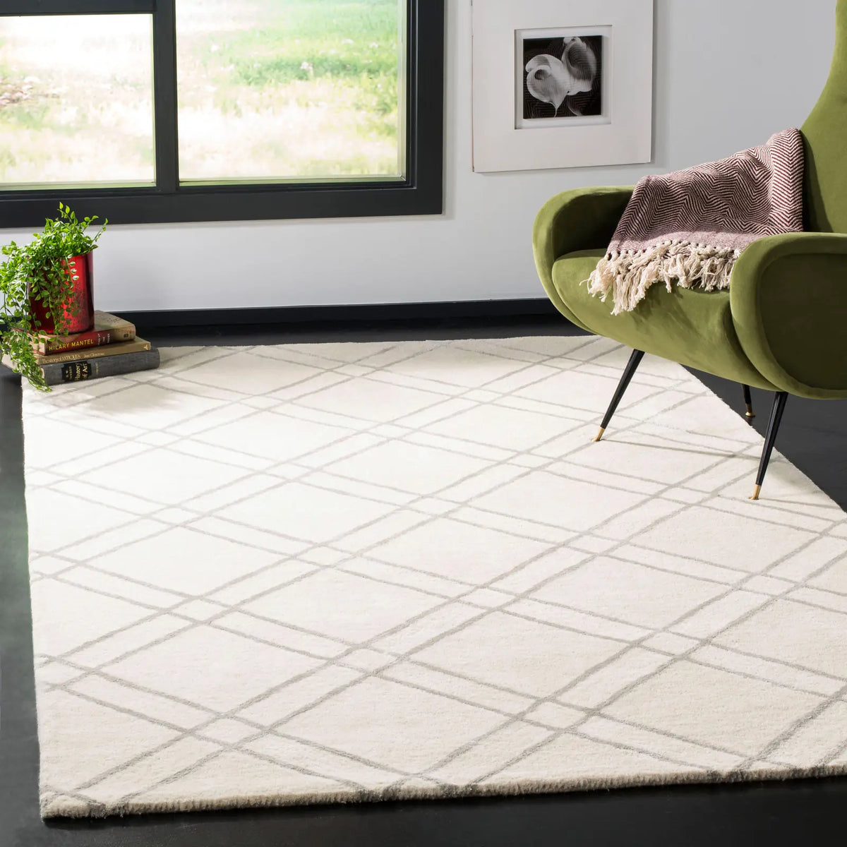 Safavieh Himalaya 4'-0" x 6'-0" Rug in Ivory / Silver