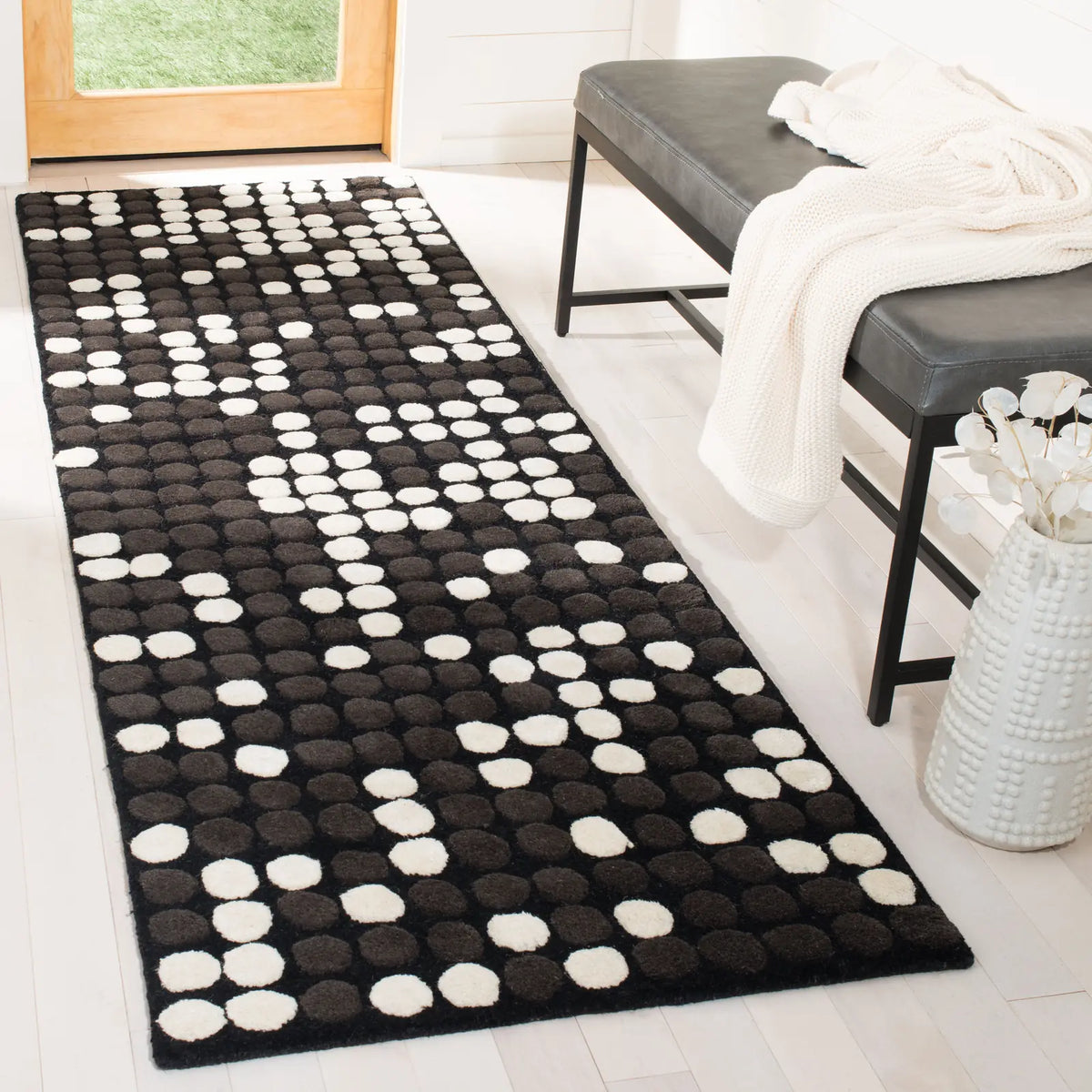 Safavieh Soho 2'-6" x 12'-0" Rug in Black / White