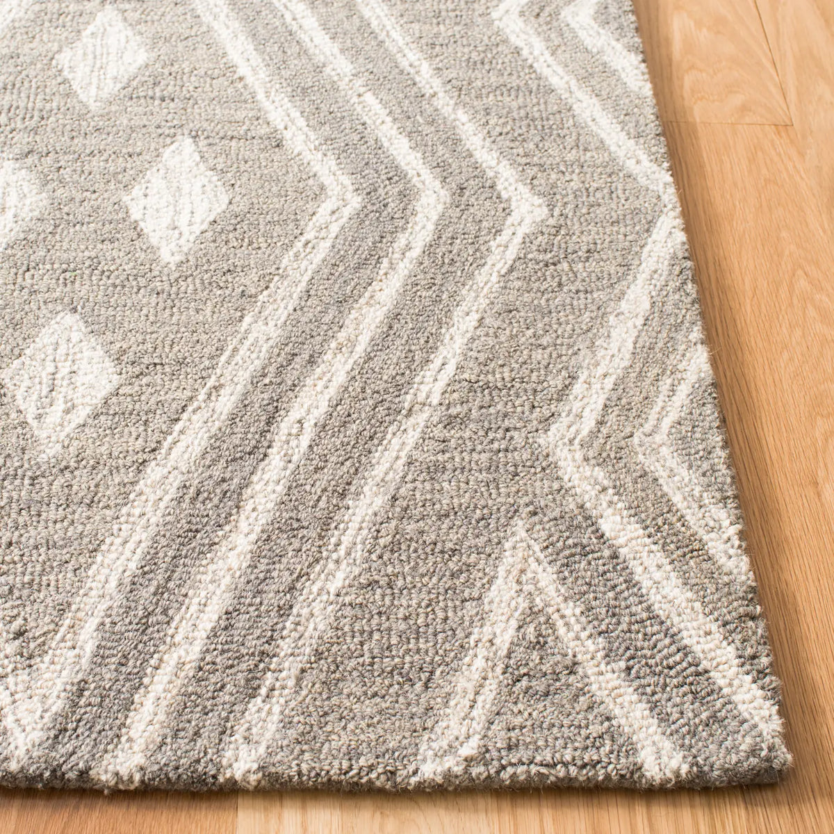 Safavieh Micro-Loop 5'-0" x 8'-0" Rug in Grey / Ivory