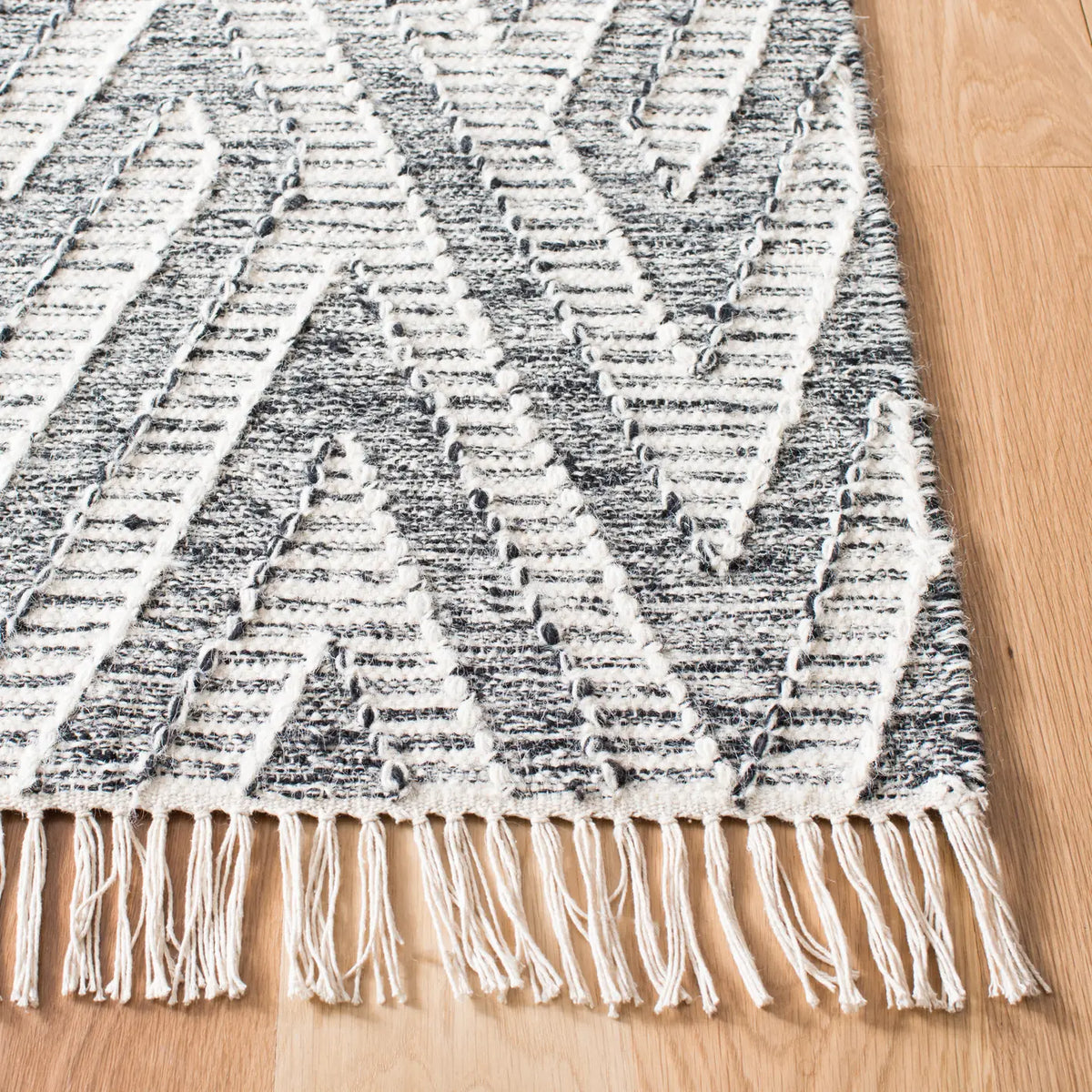 Safavieh Kilim 4'-0" x 6'-0" Rug in Black / Ivory