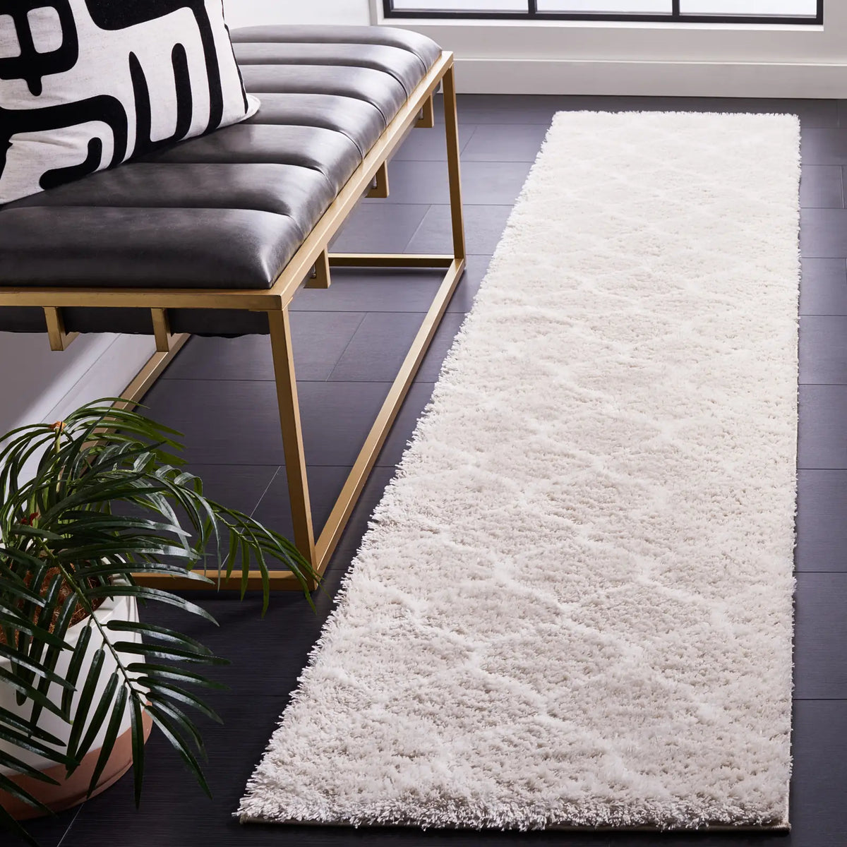 Safavieh Tahoe Shag 2'-0" x 9'-0" Rug in Silver / White