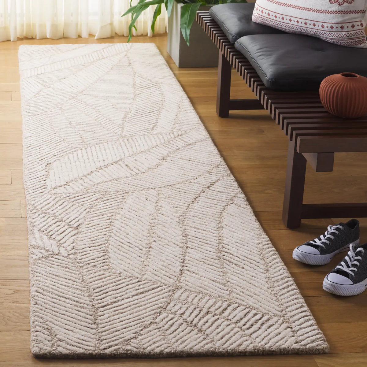 Safavieh Ebony 2'-3" x 9'-0" Rug in Beige / Ivory