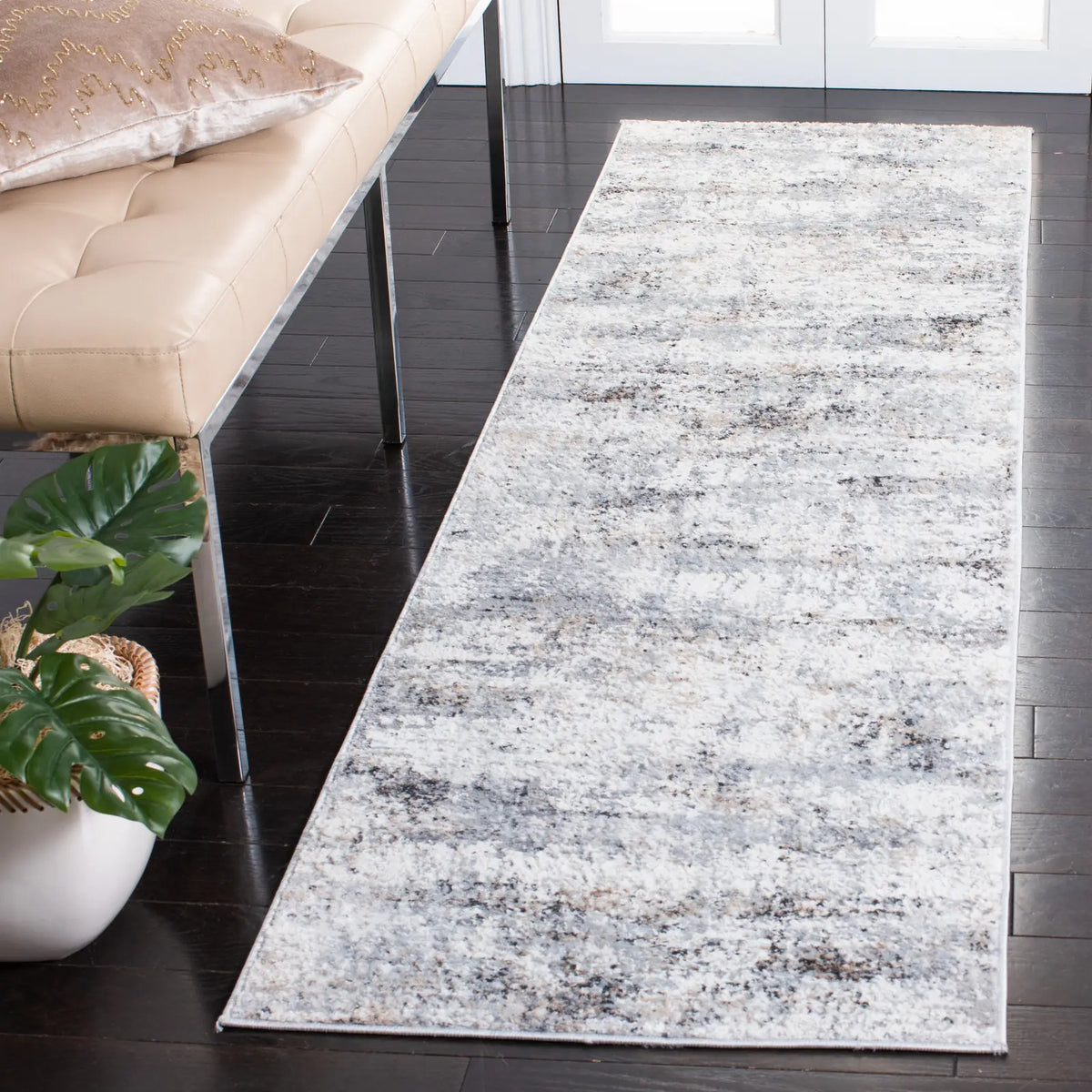 Safavieh Amelia 2'-3" x 8'-0" Rug in Grey / Gold