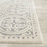 Safavieh Cambridge 4'-0" x 6'-0" Rug in Silver / Ivory