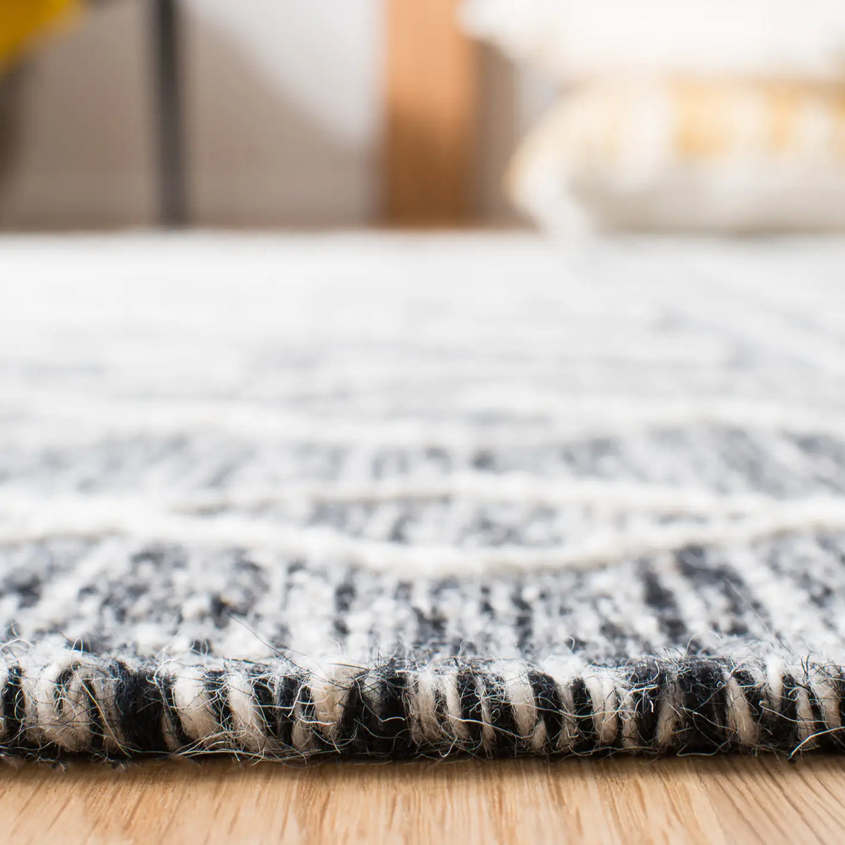 Safavieh Kilim 4'-0" x 6'-0" Rug in Black / Ivory