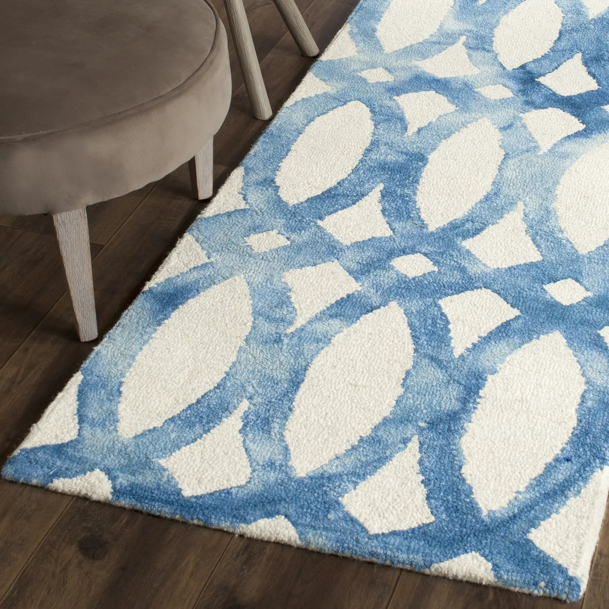 Safavieh Dip Dye 2'-3" x 10'-0" Rug in Ivory / Blue
