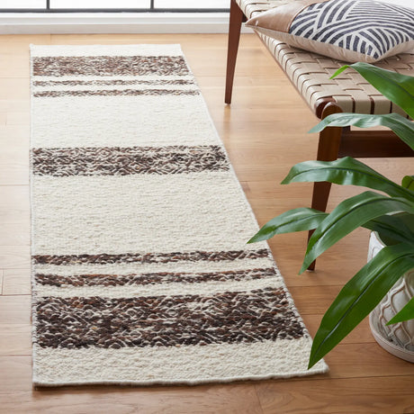 Safavieh Natura 2'-3" x 8'-0" Rug in Black / Ivory