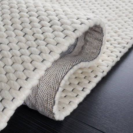 Safavieh Marbella 4'-0" x 6'-0" Rug in Ivory