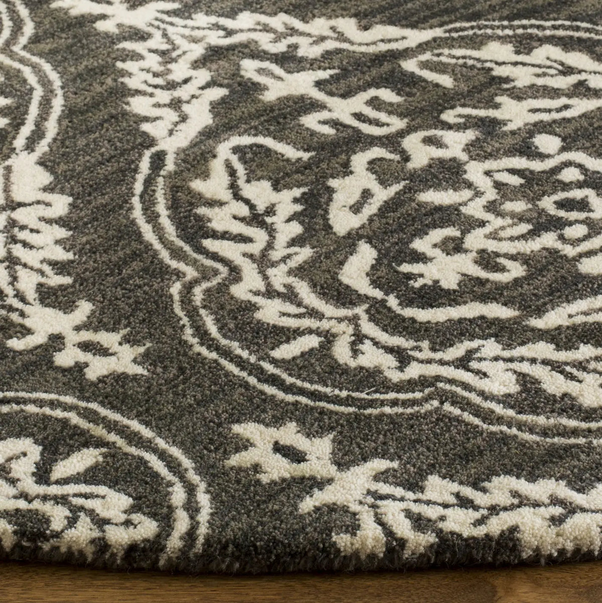 Safavieh Blossom 6'-0" x 6'-0" Rug in Charcoal / Ivory