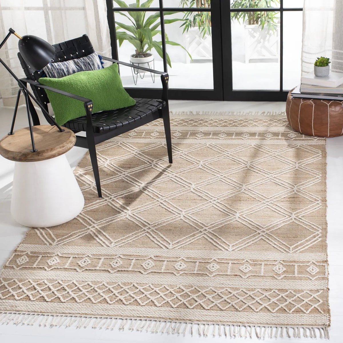 Safavieh Kilim 4'-0" x 6'-0" Rug in Natural / Ivory