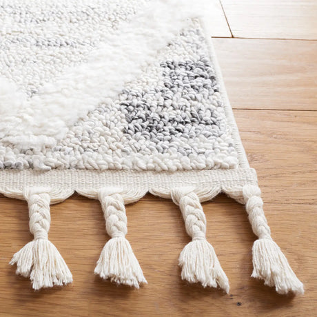 Safavieh Moroccan Tassel Shag 4'-0" x 6'-0" Rug in Beige / Ivory