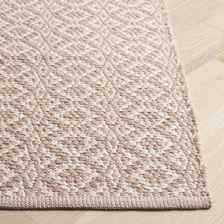 Safavieh Montauk 5'-0" x 7'-0" Rug in Ivory / Beige