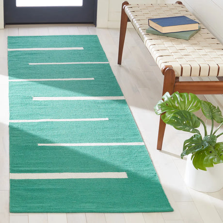 Safavieh Montauk 2'-3" x 8'-0" Rug in Dark Green / Ivory