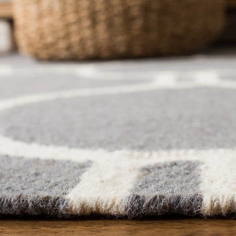 Safavieh Dhurries 4'-0" x 6'-0" Rug in Grey / Ivory