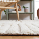 Safavieh Kilim 4'-0" x 6'-0" Rug in Beige / Ivory