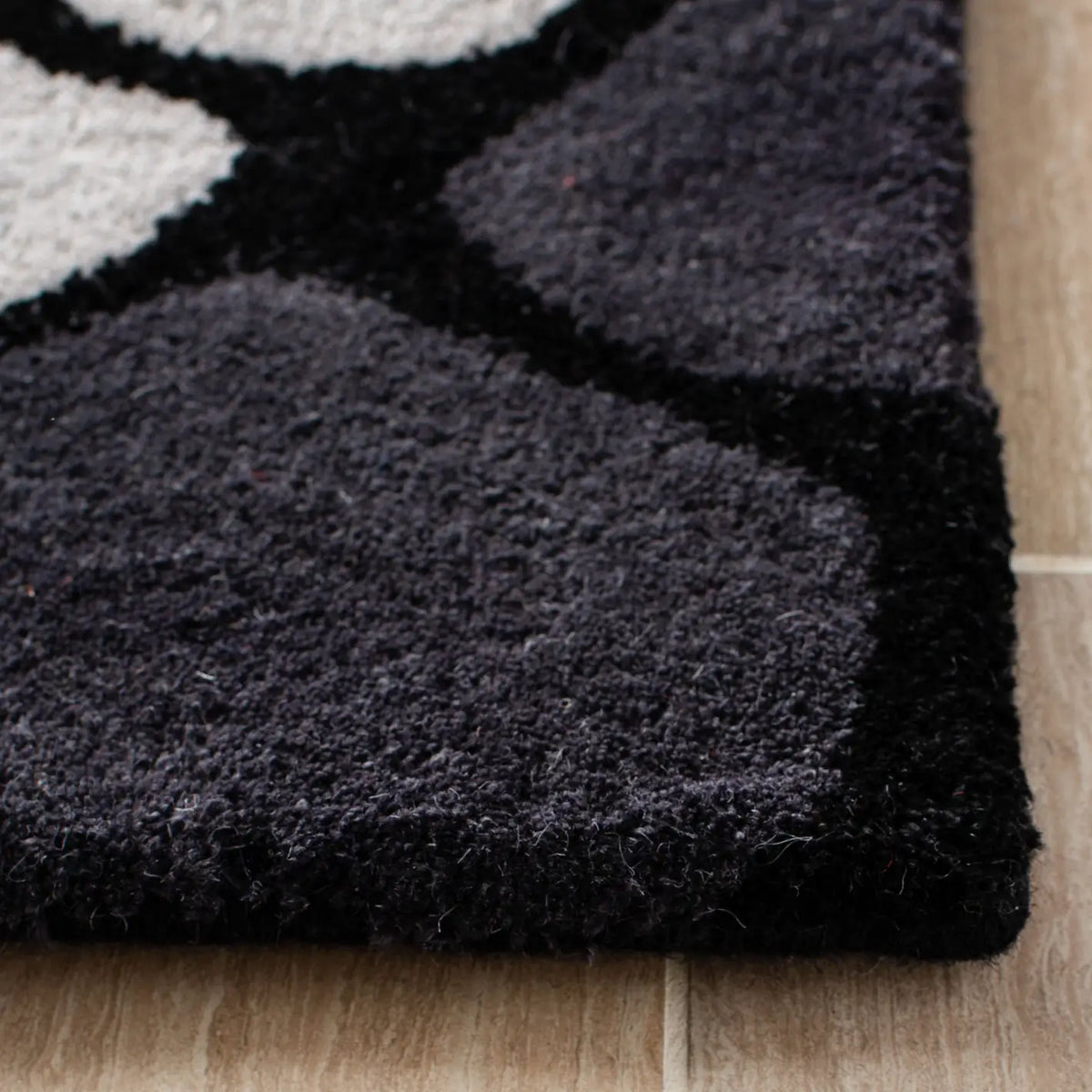 Safavieh Soho 6'-0" x 9'-0" Rug in Grey / Ivory