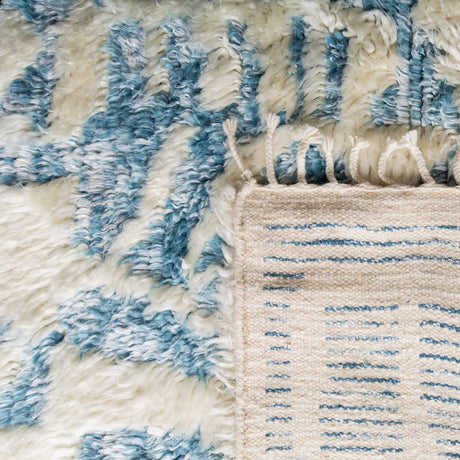 Safavieh Manhattan 4'-0" x 6'-0" Rug in Ivory / Blue