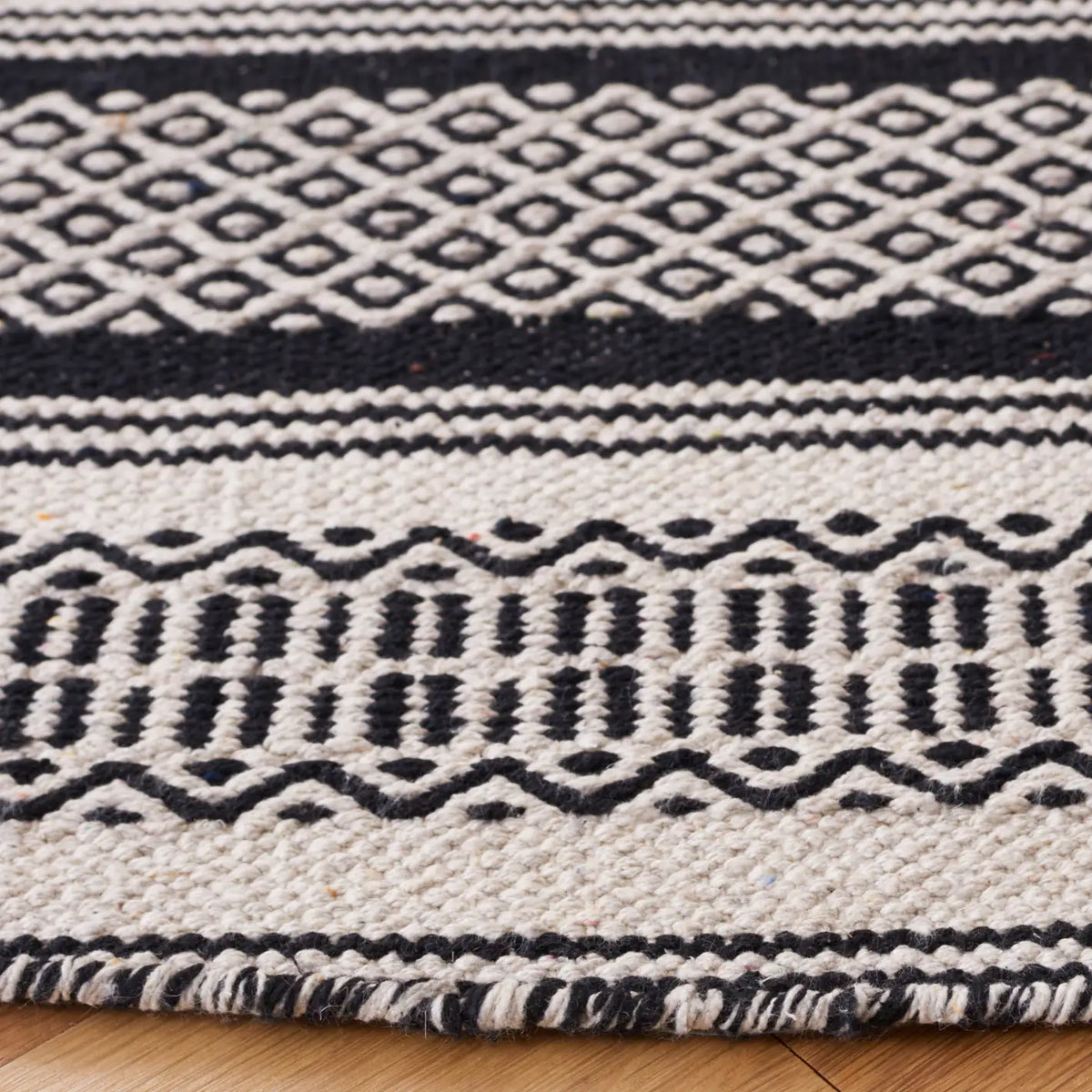 Safavieh Montauk 6'-0" x 6'-0" Rug in Black / Ivory