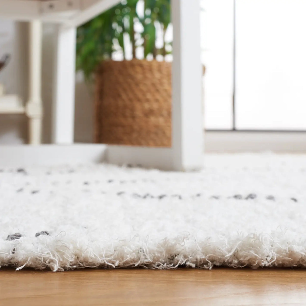Safavieh Casablanca 4'-0" x 6'-0" Rug in Ivory / Grey