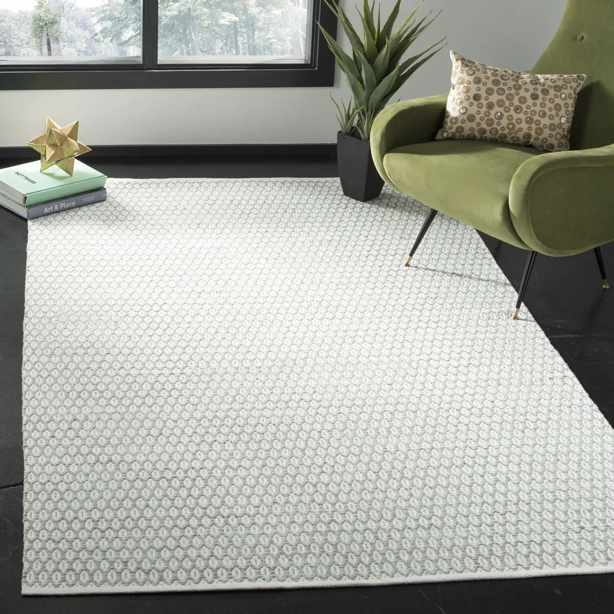 Safavieh Montauk 4'-0" x 6'-0" Rug in Light Green / Ivory