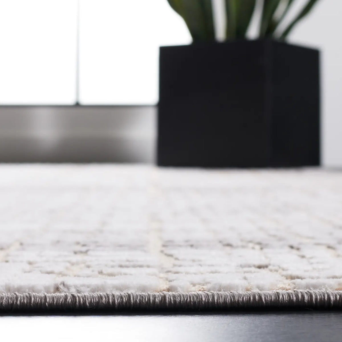 Safavieh Amelia 4'-5" x 6'-5" Rug in Grey / Beige