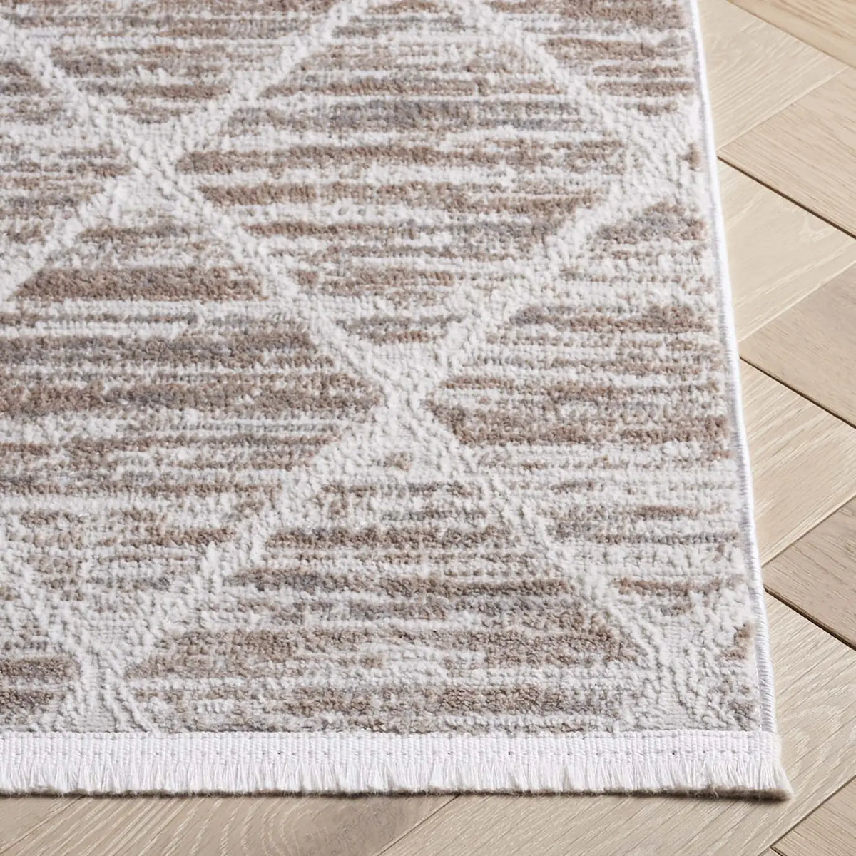Safavieh Mila 4'-0" x 6'-0" Rug in Beige / Ivory