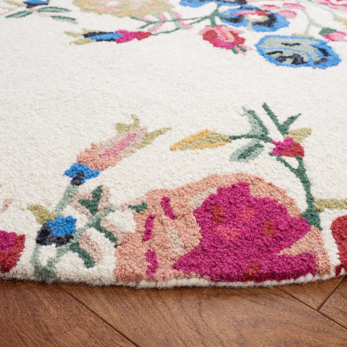 Safavieh Blossom 7'-0" x 7'-0" Rug in Pink / Ivory