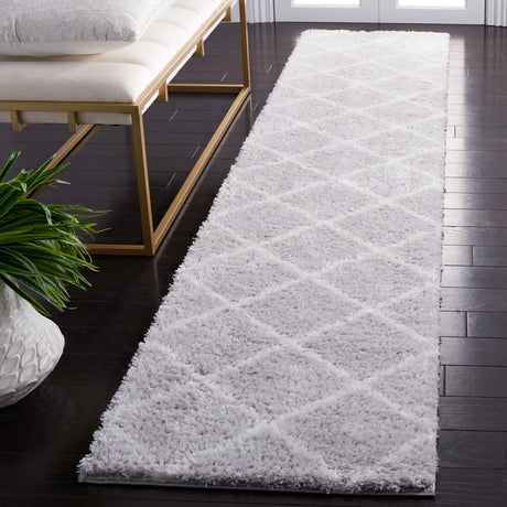 Safavieh Tahoe Shag 2'-0" x 9'-0" Rug in Light Grey / White