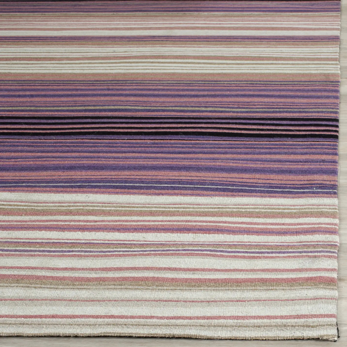 Safavieh Marbella 4'-0" x 6'-0" Rug in White / Lilac