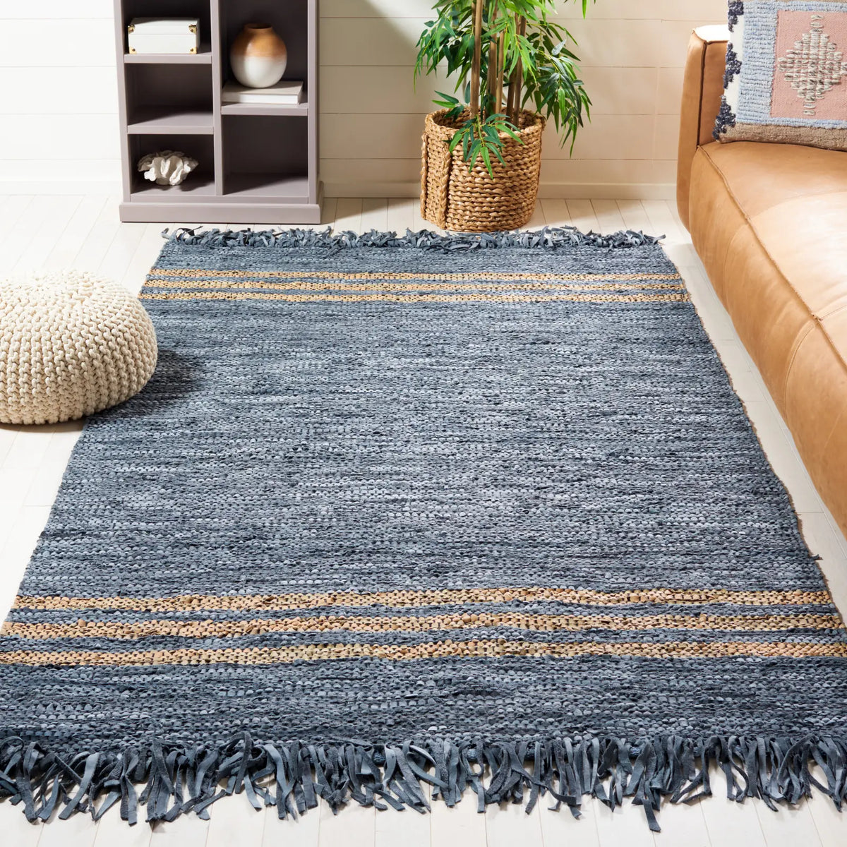 Safavieh Vintage Leather 4'-0" x 6'-0" Rug in Grey / Beige