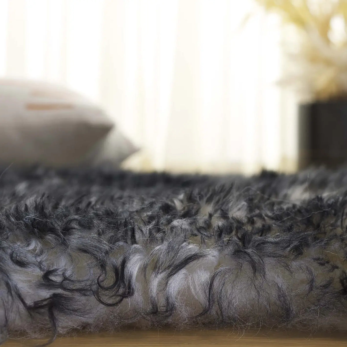 Safavieh Sheep Skin 5'-5" x 7'-7" Rug in Ivory / Dark Charcoal