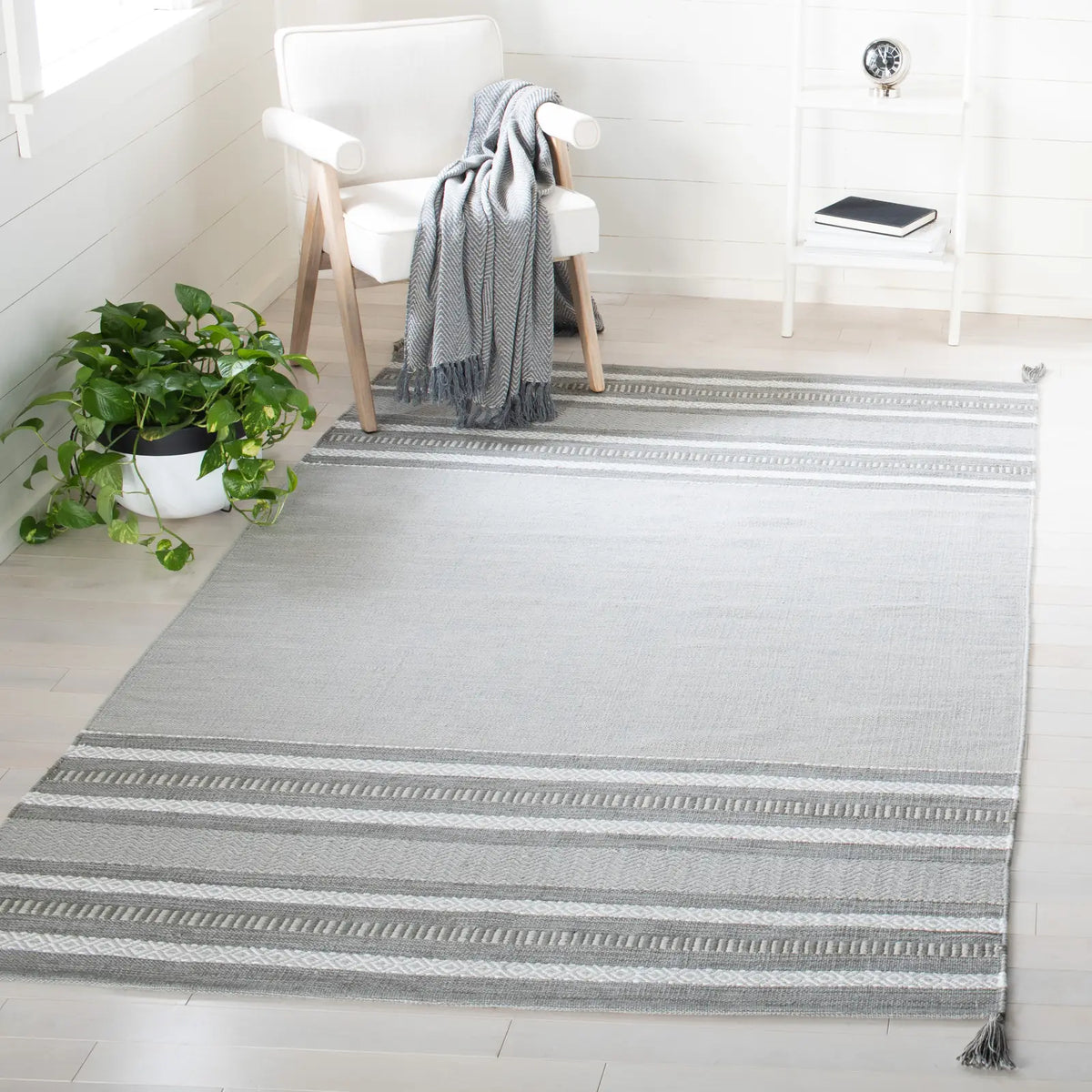 Safavieh Montauk 5'-0" x 8'-0" Rug in Grey / Ivory