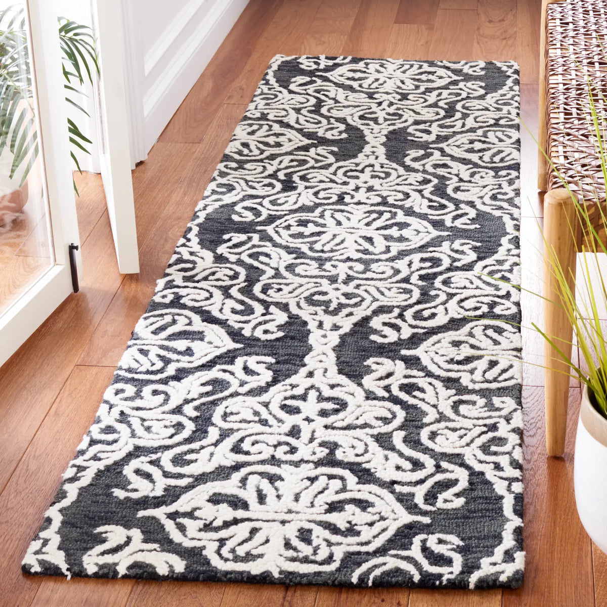 Safavieh Blossom 2'-3" x 8'-0" Rug in Black / Ivory