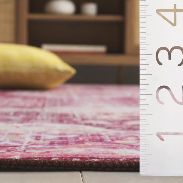 Safavieh Tucson 4'-0" x 6'-0" Rug in Burgundy / Pink