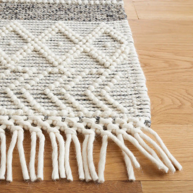 Safavieh Vermont 4'-0" x 6'-0" Rug in Black / Ivory