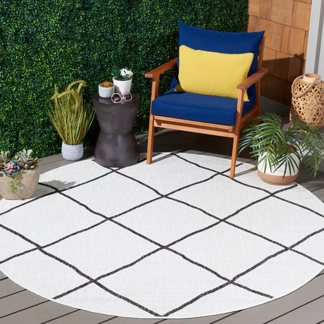 Safavieh Courtyard 6'-7" x 6'-7" Rug in Ivory / Black