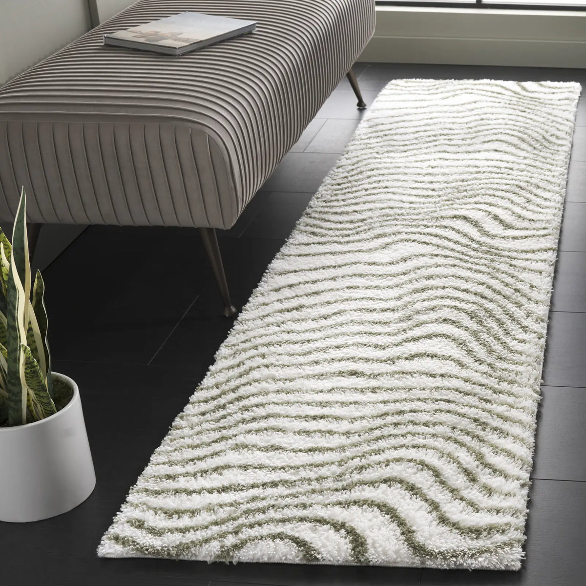 Safavieh Tahoe Shag 2'-0" x 8'-0" Rug in Ivory / Green