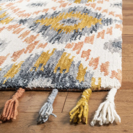Safavieh Suzani 5'-0" x 8'-0" Rug in Ivory / Gold