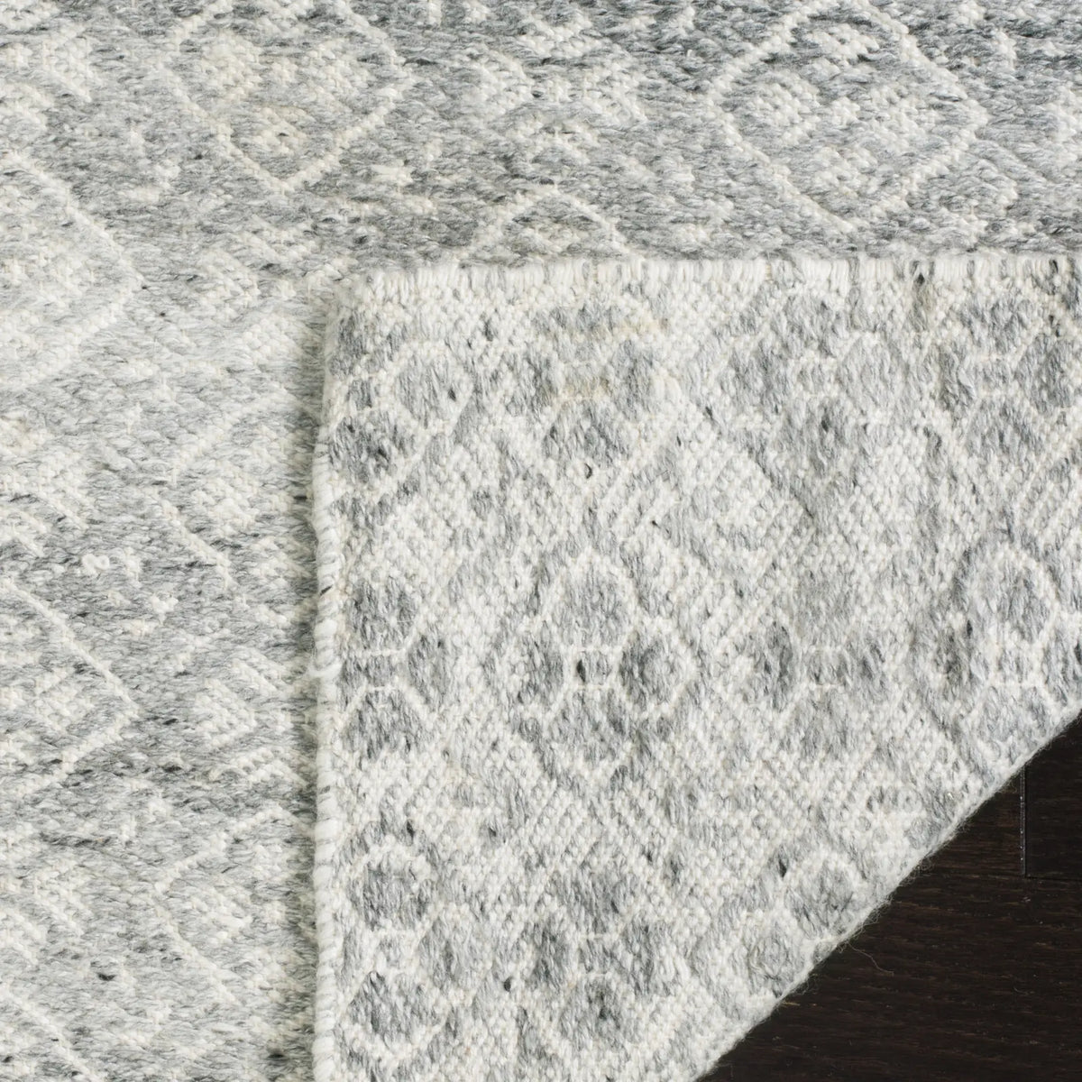 Safavieh Kilim 5'-0" x 8'-0" Rug in Ivory / Silver