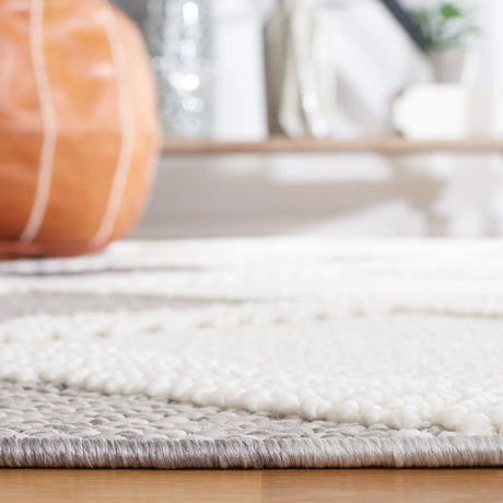 Safavieh Lotus 4'-0" x 6'-0" Rug in Ivory / Dark Grey